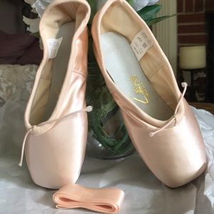 NIB. Leo’s pointe shoe inspiration